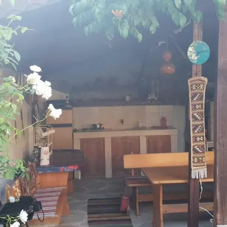 Полдома С Летней Кухней, Барбекю И Садом 
